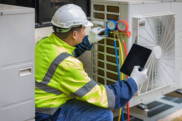 Professional Hvac technician working in Miami Beach, FL